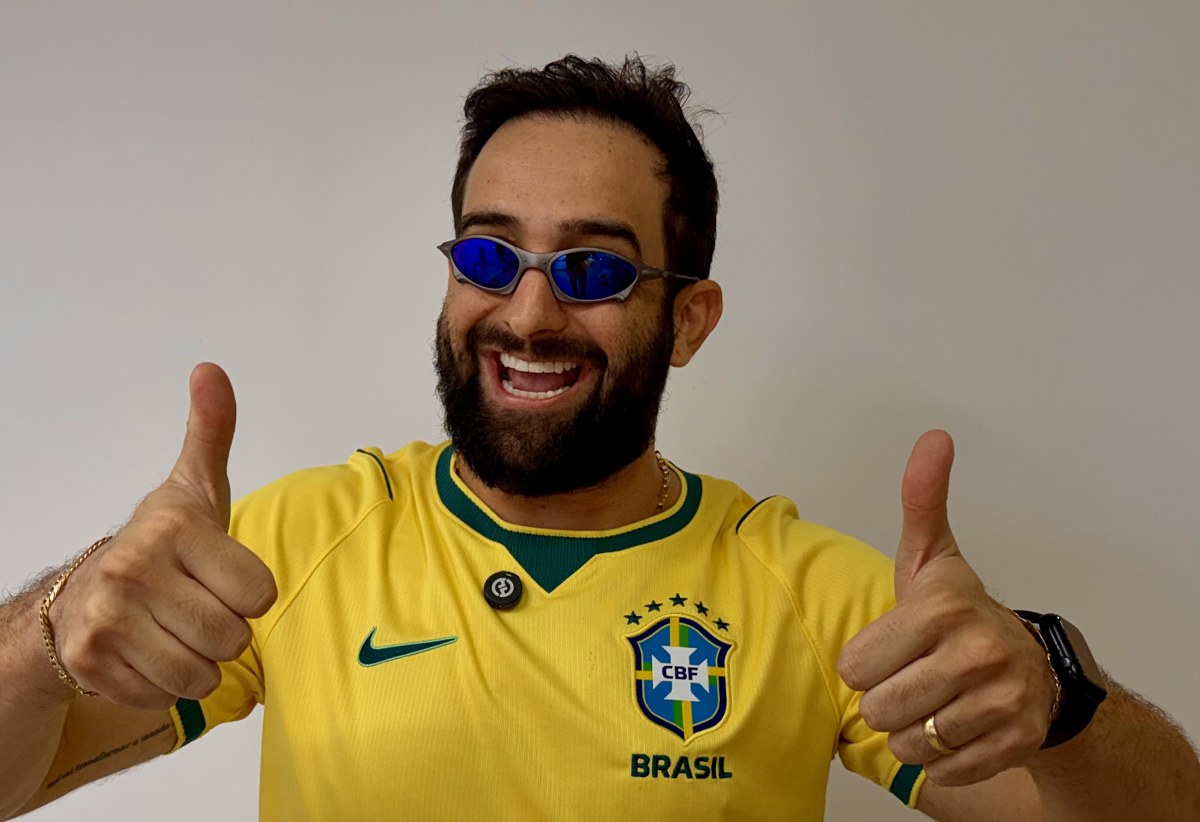 Rafa Brito sorrindo e fazendo joinha com as duas mãos